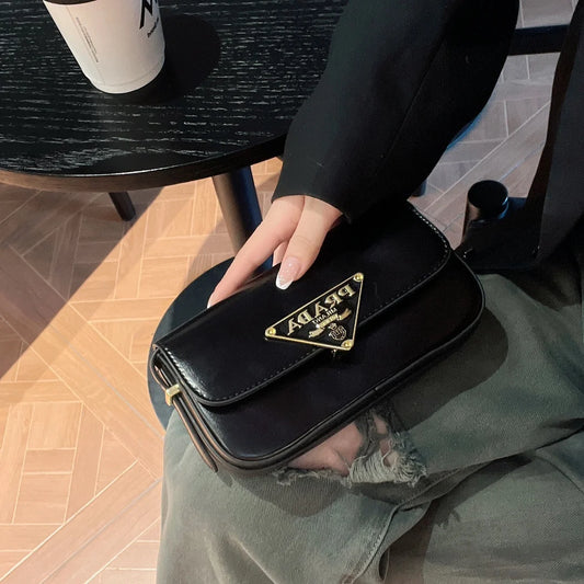 Prada金屬普拉達標誌斜挎包