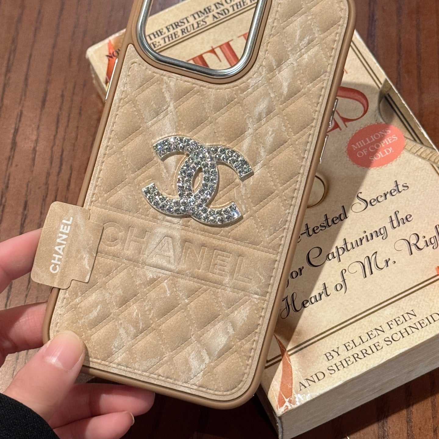 ✨诗家新款上架✨ ＣＨＡＮＥＬ香奈儿闪钻雪山丝绒～ 轻奢银镀肤感贴皮壳🖤❤️💛🩶 时尚～ 轻奢～简约英伦风～😍😍🎀🎊